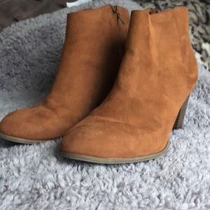 Old navy faux suede booties—good condition sz 8